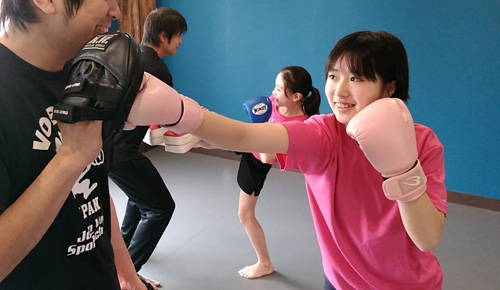 キックボクシングの練習をする2人の女性